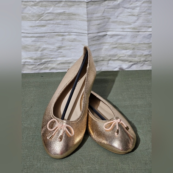 Musshoe Chic Gold Loafers with Bow Accent - Picture 2 of 10